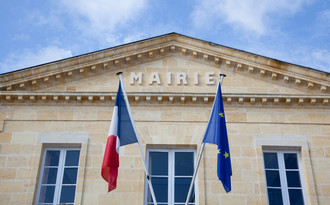 Façade mairie avec drapeaux